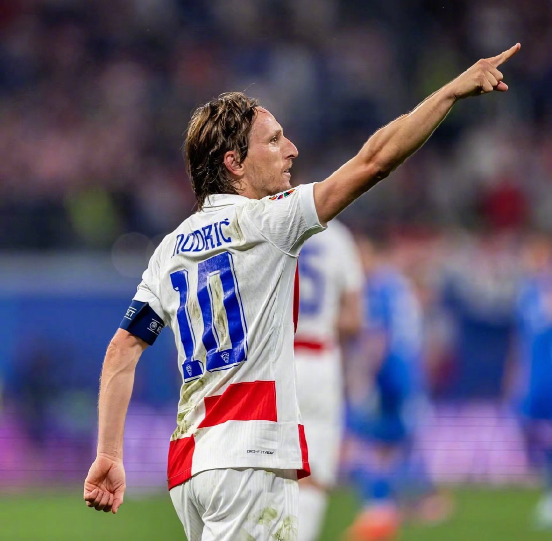 扎戈：托蒂睡觉打呼噜还说梦话；吐西蒙尼口水是因他故意挑衅