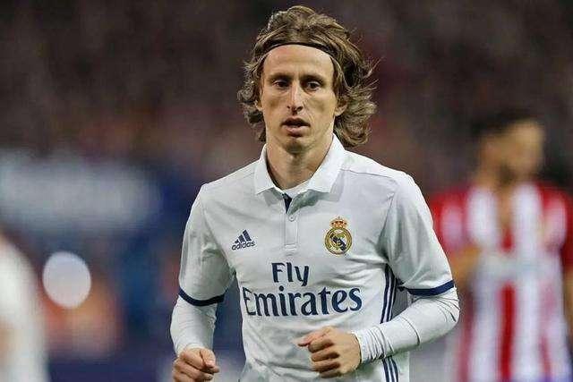 3C：骨上的钢板是我考虑退役原因之一；弗里克说表现好能抽烟