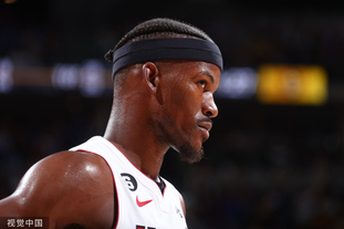 英超日本国脚与战犯照片合影，其俱乐部比赛在中国照常直播引球迷不满，咪咕客服回应